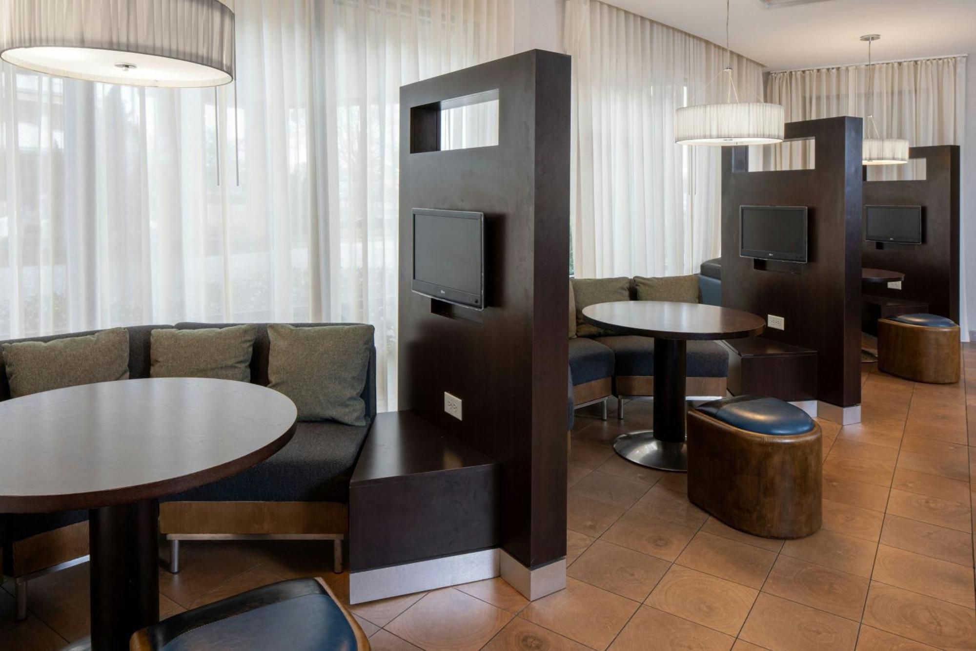 Courtyard By Marriott Jackson Airport/Pearl Hotel Екстериор снимка